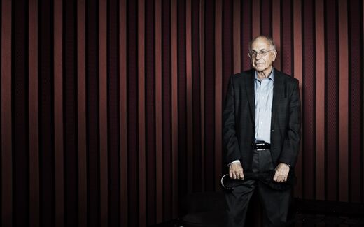 “L’homme est partagé entre des prévisions courageuses et des décisions timides”